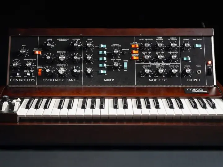 Ein Moog Minimoog-Synthesizer, ikonisch für die 70er Jahre und die Geburt von Synthesizer Musik.