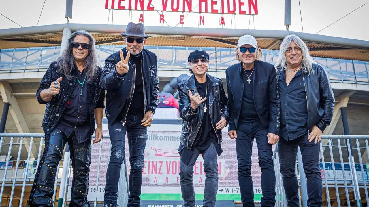 F&uuml;nf Musiker, darunter Klaus Meine, jung und rockig, posieren vor der Heinz von Heiden Arena.