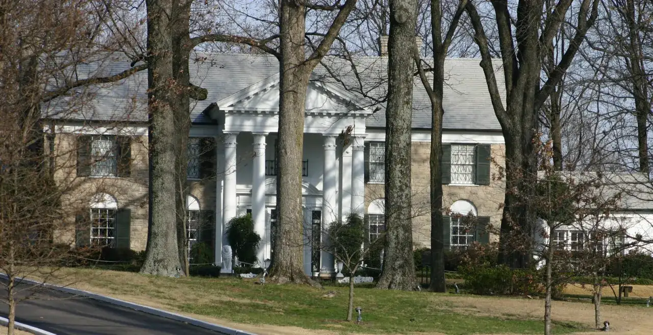 Graceland, das Zuhause von Elvis' Tochter Lisa Marie, mit seinen Säulen und Bäumen.