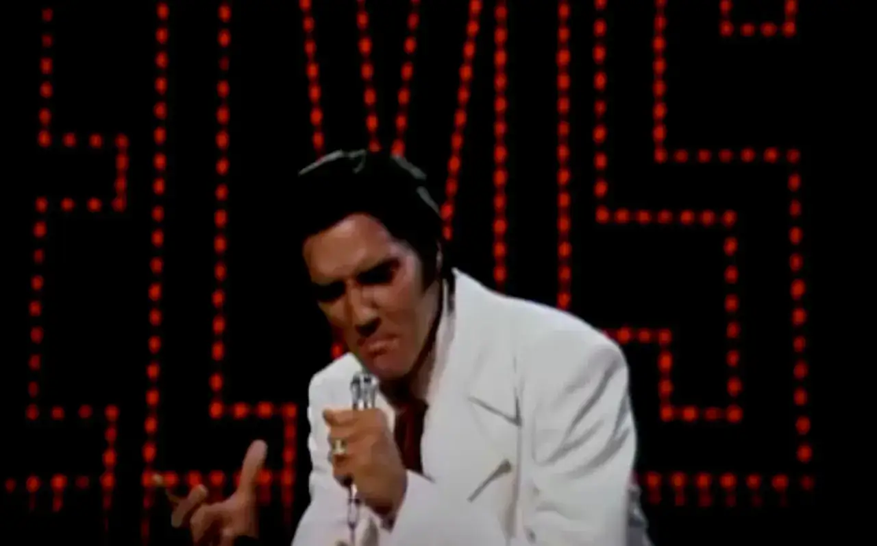 Elvis Presley singt 