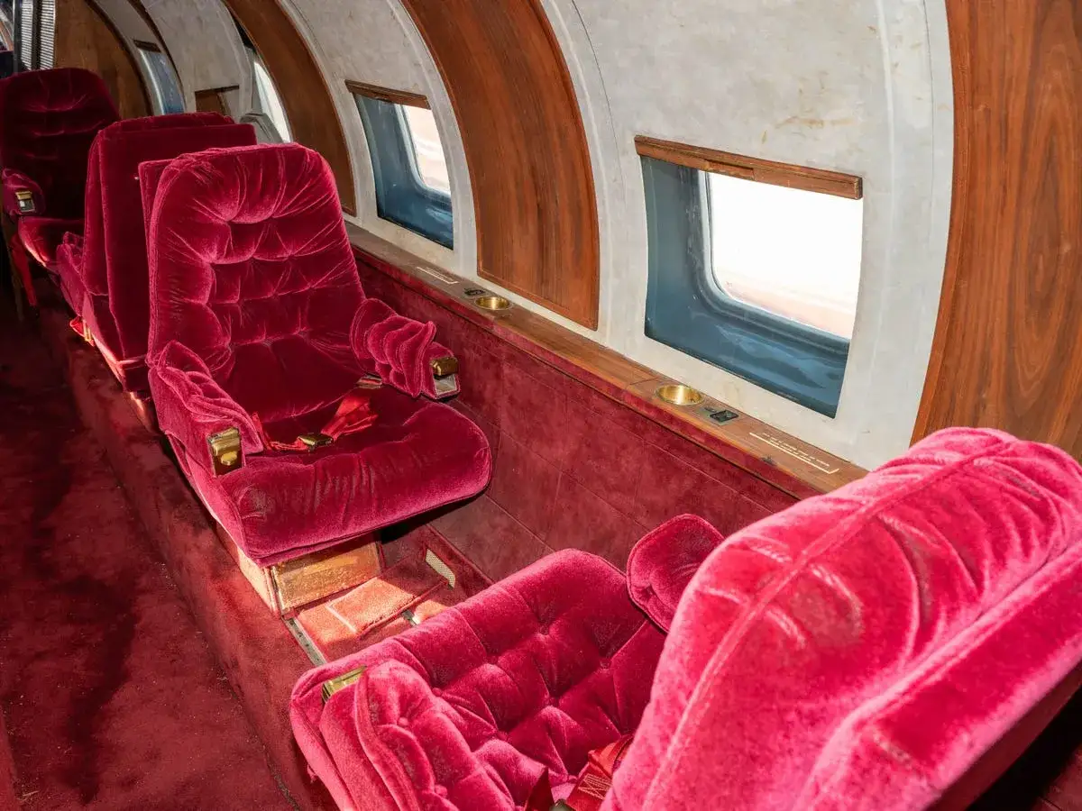 Luxuri&ouml;se rote Samtsitze im Elvis Presley Flugzeug. Ein Blick in die Kabine, wo der King of Rock 'n' Roll einst reiste.