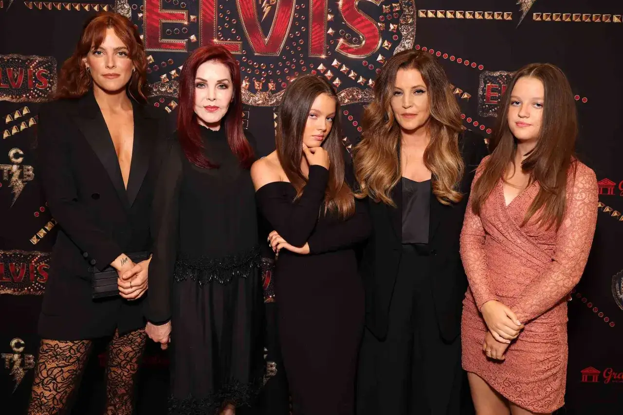 Fünf Frauen, darunter Priscilla Presley und ihre Nachkommen, posieren vor einem