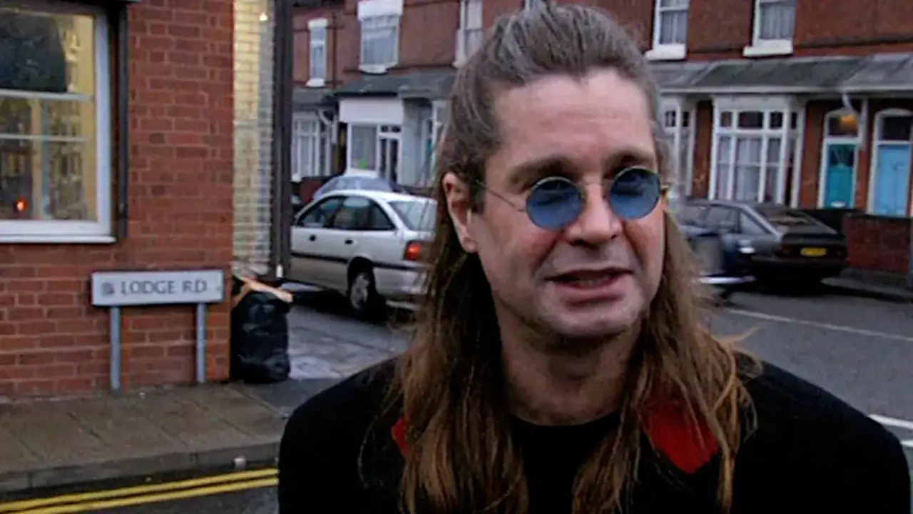 Ozzy Osbourne, geboren in Birmingham, steht vor Häusern in der Lodge Rd.