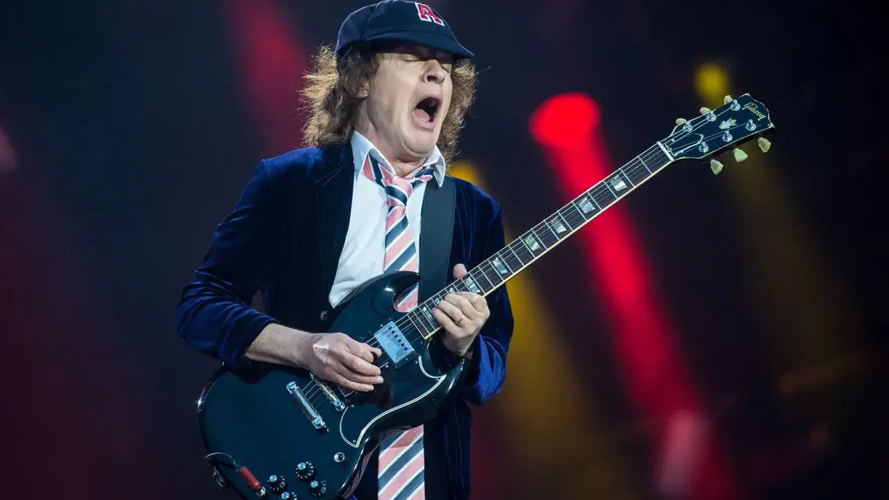 Angus Young von AC/DC spielt seine ikonische Gibson SG Gitarre auf der B&uuml;hne.