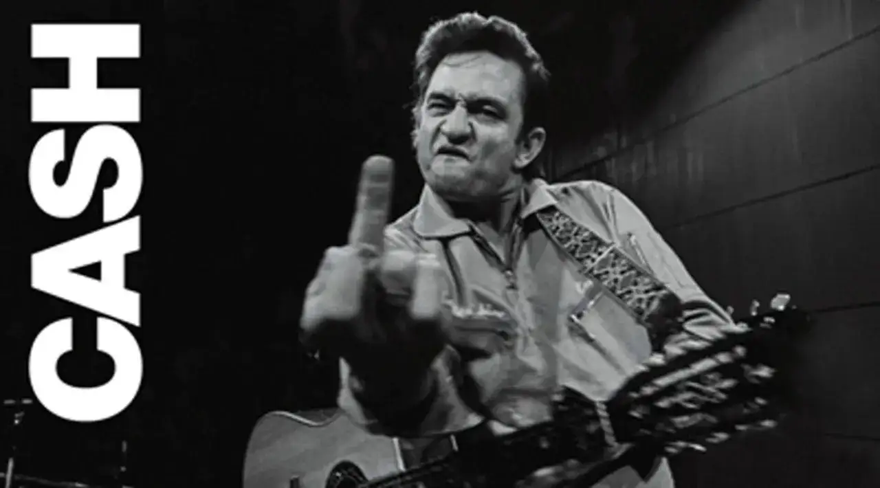 Johnny Cash zeigt den Mittelfinger, ein ikonisches Bild, das seinen rebellischen Geist einf&auml;ngt. Der Titel 