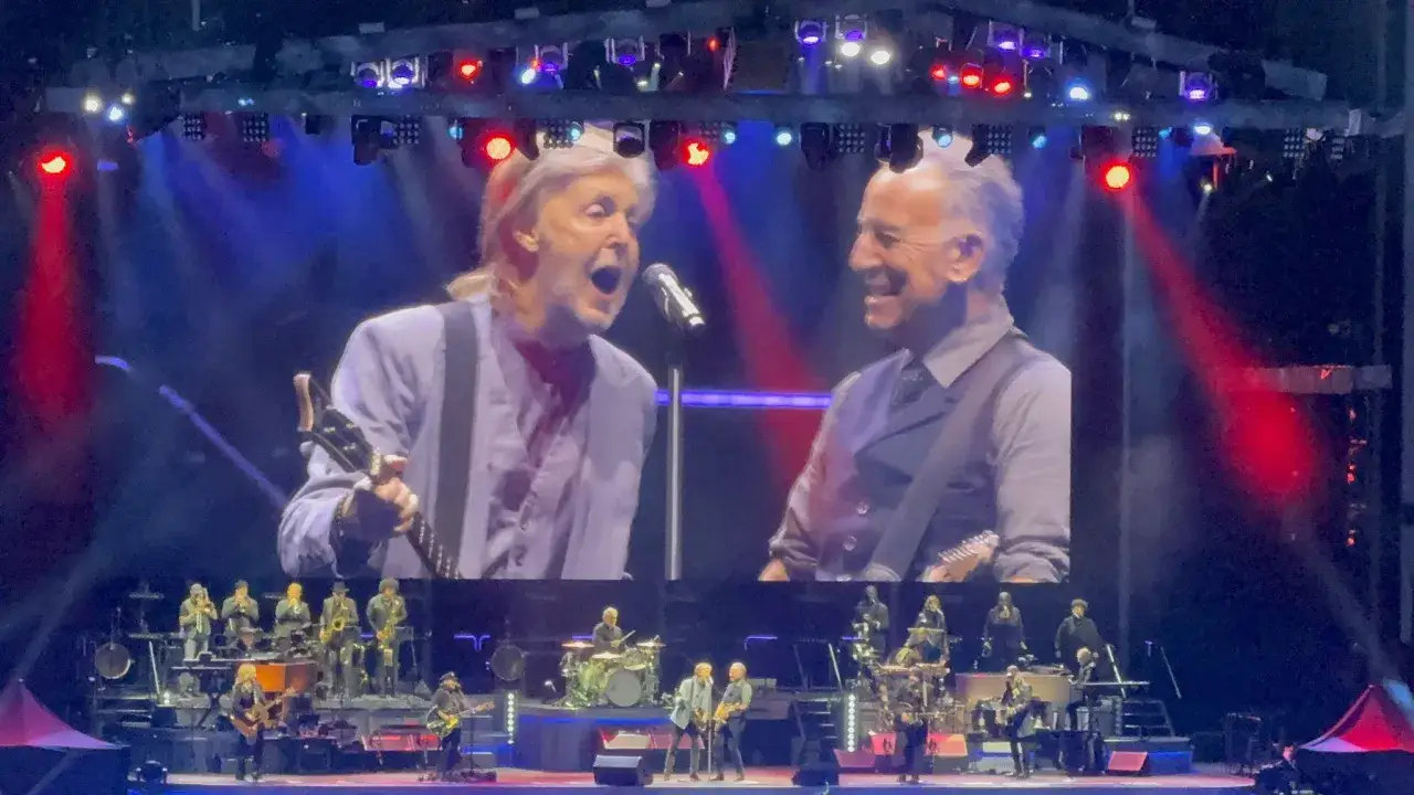 Bruce Springsteen und Paul McCartney auf der B&uuml;hne, ein legend&auml;res Duett.