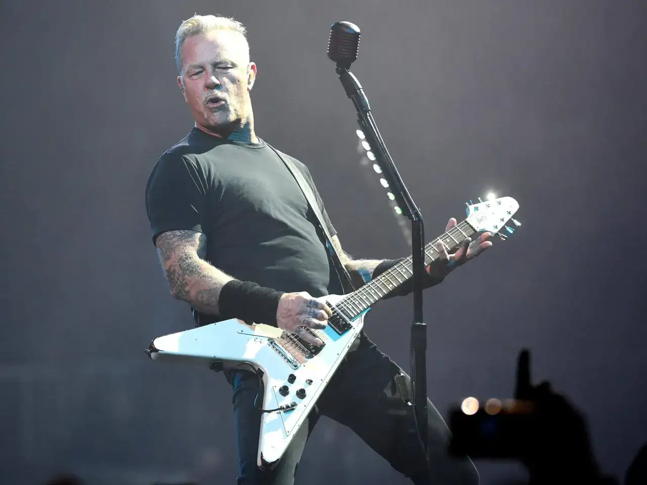 James Hetfield, um 2000, rockt die B&uuml;hne mit seiner wei&szlig;en Flying V Gitarre.