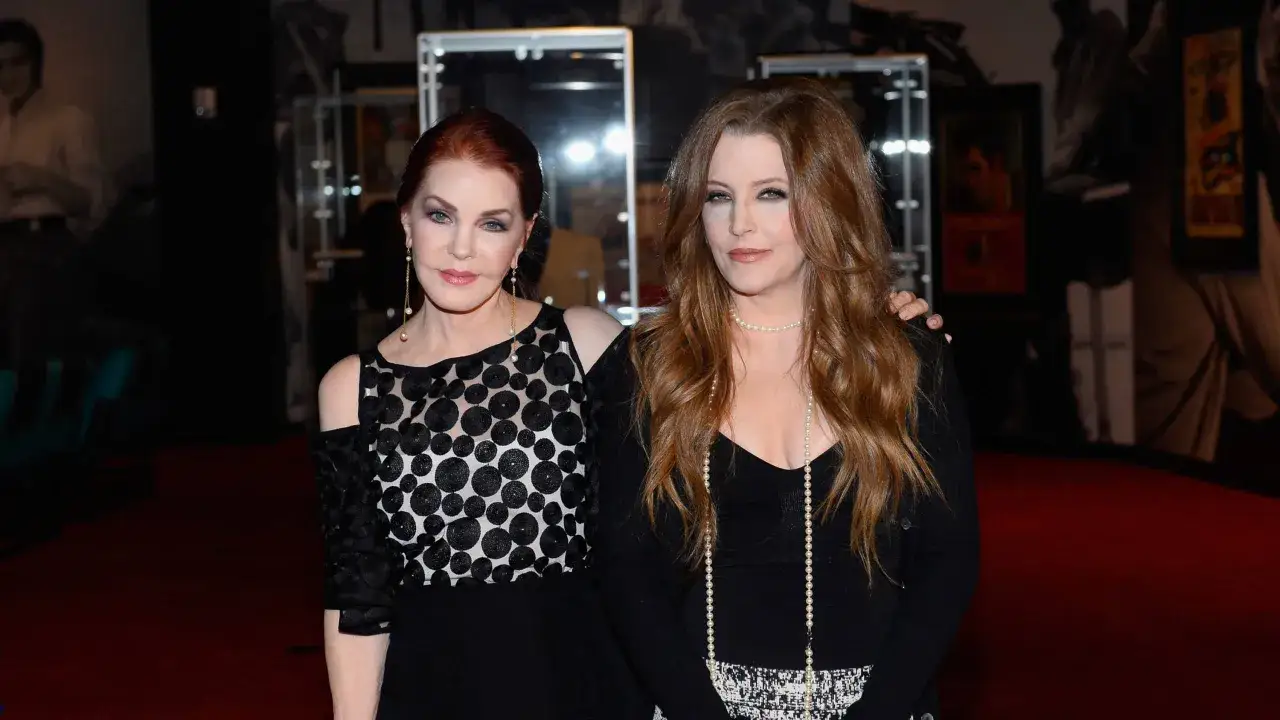 Priscilla und Lisa Marie Presley, Tochter von Elvis, posieren für ein Foto.