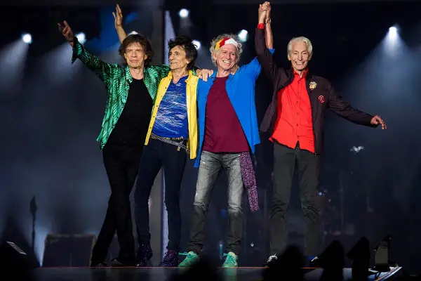 Die Rolling Stones, legendäre "midnight rambler", feiern auf der Bühne. Mick Jagger, Ronnie Wood, Keith Richards und Charlie Watts mit erhobenen Armen.