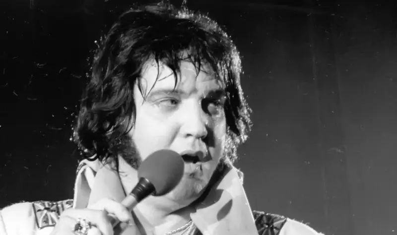 Elvis Presley singt ins Mikrofon, Schweiß auf der Stirn. Seine letzte Show, bevor er starb, bleibt ein Rätsel.